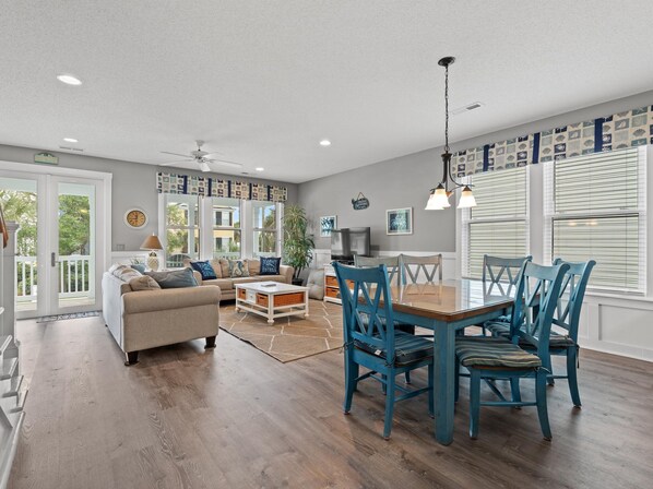 TV - Walk to Beach Surfside House w/ Pool & 4 Bedrooms (Surfside Beach)
