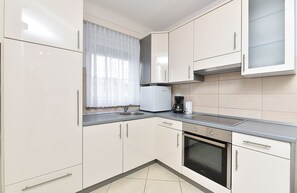 Køleskab, ovn, kogeplade, kaffe-/temaskine