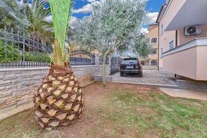 Property grounds - Apartment 396/904 (Istria - Medulin), 300m from the beach (Medulin)