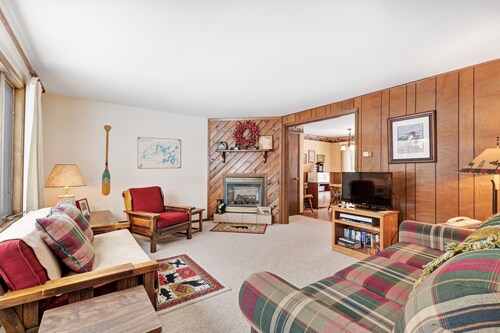 Rustic & convenient mountain condo w/ gas fireplace & lake views