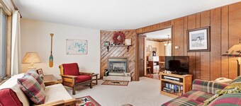 Rustic & convenient mountain condo w/ gas fireplace & lake views