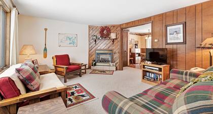 Rustic & convenient mountain condo w/ gas fireplace & lake views