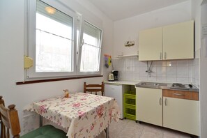 Fridge, stovetop, coffee/tea maker, cookware/dishes/utensils - Apartment 405/917 (Istria - Medulin), 300m from the beach (Medulin)