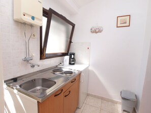 Fridge, stovetop, coffee/tea maker, cookware/dishes/utensils - Apartment 405/918 (Istria - Medulin), 300m from the beach (Medulin)