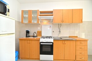 Refrigerador, horno, placa de cocina, cafetera/tetera