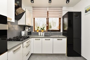 Køleskab, mikrobølgeovn, ovn, kogeplade