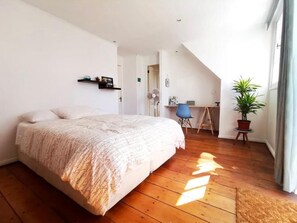 Family Quadruple Room, 1 Bedroom | Individually decorated, individually furnished, iron/ironing board - Yogi Hostels (Santiago)