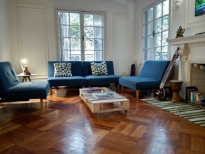 Lobby sitting area - Yogi Hostels (Santiago)