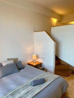 2 bedrooms, iron/ironing board, bed sheets - Spacious, quiet, illuminated flat in Central East London (London)