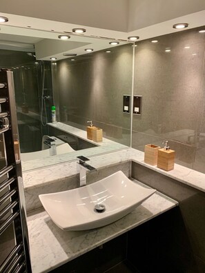 Hårtørrer, håndklæder, Shampoo, Toiletpapir