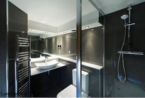 Hårtørrer, håndklæder, Shampoo, Toiletpapir