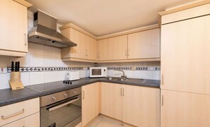 ثلاجة، ميكروويف، غسالة أطباق، ماكينة لصنع القهوة/الشاي