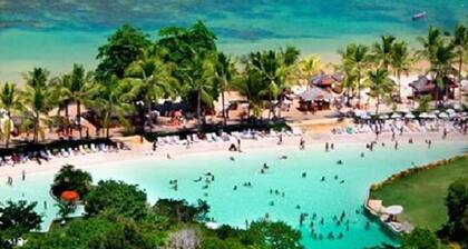 Apartment with pool on the north shore near the best beach huts