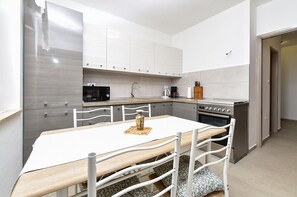 Fridge, oven, stovetop, coffee/tea maker