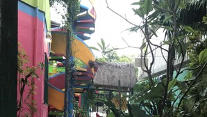 A pathway leading to a colorful building with a thatched roof. - Hotel Colorado Playa Del Carmen (Playa del Carmen)