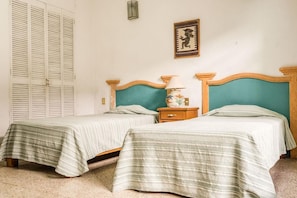 Camera con 2 letti singoli | Biancheria da letto di alta qualità, copriletto in piuma