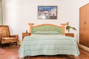 双床房 | 高档床上用品、羽绒被、客房内保险箱、办公桌