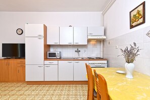 Fridge, stovetop, coffee/tea maker, cookware/dishes/utensils