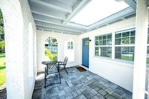 Outdoor dining - Beach House Getaway-5 mins from the beach (Jacksonville Beach)