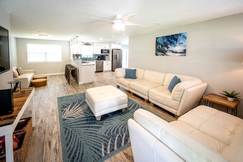 Beach House Getaway-5 mins from the beach