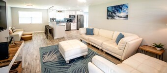 Beach House Getaway-5 mins from the beach