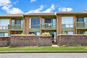 Exterior - Knights View - 2/14 Merrilli - Wi-Fi - Beachfront (Port Elliot)