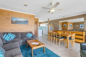 TV - Knights View - 2/14 Merrilli - Wi-Fi - Beachfront (Port Elliot)