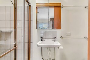 Shower, hair dryer - Knights View - 2/14 Merrilli - Wi-Fi - Beachfront (Port Elliot)