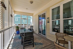 Outdoor dining - Island Breeze – Gulf Beachside, 3 Bedroom, 3.5 Bath, Pet Friendly, Sleep 10 (Dauphin Island)