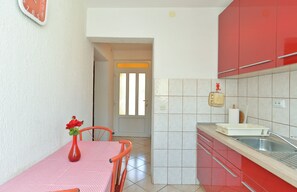 Kühlschrank, Ofen, Herdplatte, Wasserkocher mit Kaffee-/Teezubehör