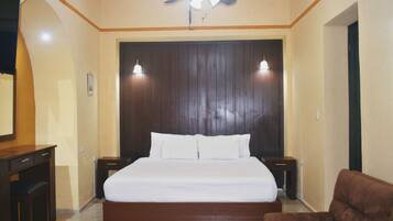 Suíte júnior, 1 quarto | Cofres nos quartos, ferros/tábuas de passar roupa, Wi-Fi de cortesia