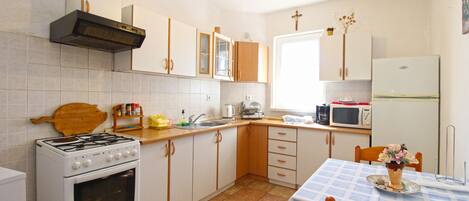 Refrigerador, microondas, horno, placa de cocina