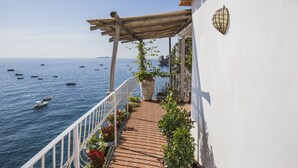 A balcony with a view of the sea, a pergola, and potted plants. - Holidayhome I Delfini Positano (Positano)
