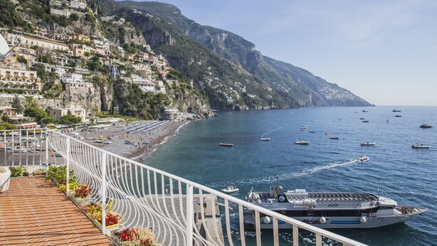 A coastal town with a beach, boats, and a ferry. - Holidayhome I Delfini Positano (Positano)