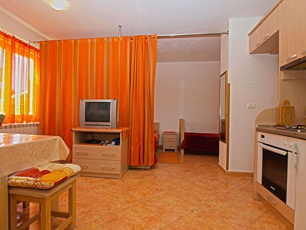 Fridge, oven, stovetop, coffee/tea maker