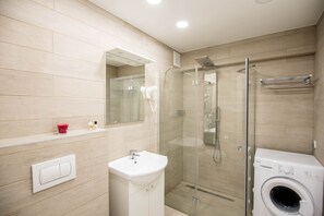 Shower, hair dryer, towels, soap - Relax Adria apartment (Rijeka)