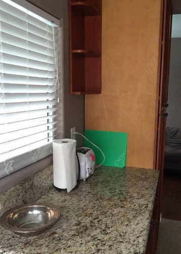 Cozy full size 2 bedroom 1 bath Guest house