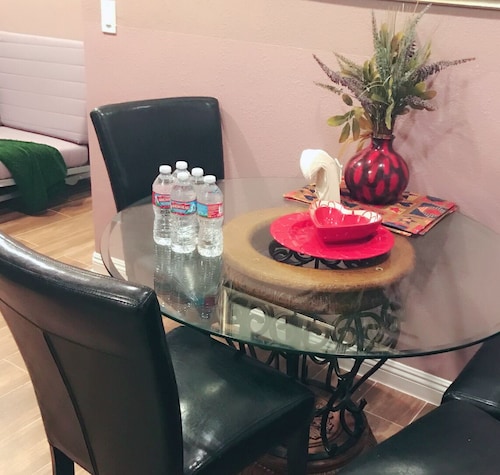 Viihtyisä täysikokoinen 2 makuuhuoneen 1 kylpyhuone Vierastalo