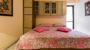 A bedroom with a bed, a wardrobe, and a window. - House 561/1347 (Istria - Rakalj), 2500m from the beach (Rakalj)