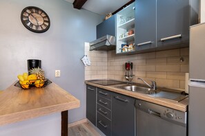 Fridge, microwave, stovetop, coffee/tea maker