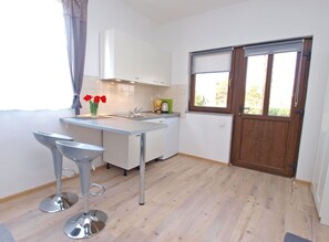 Kühlschrank, Herdplatte, Wasserkocher mit Kaffee-/Teezubehör