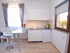 Refrigerador, placa de cocina, cafetera/tetera, utensilios de cocina