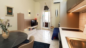 Appartamento City, 1 camera da letto, balcone | Area soggiorno | TV a schermo piatto 82 cm con canali via cavo, TV