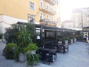 Se ofrece un desayuno bufé todos los días (por un coste adicional)