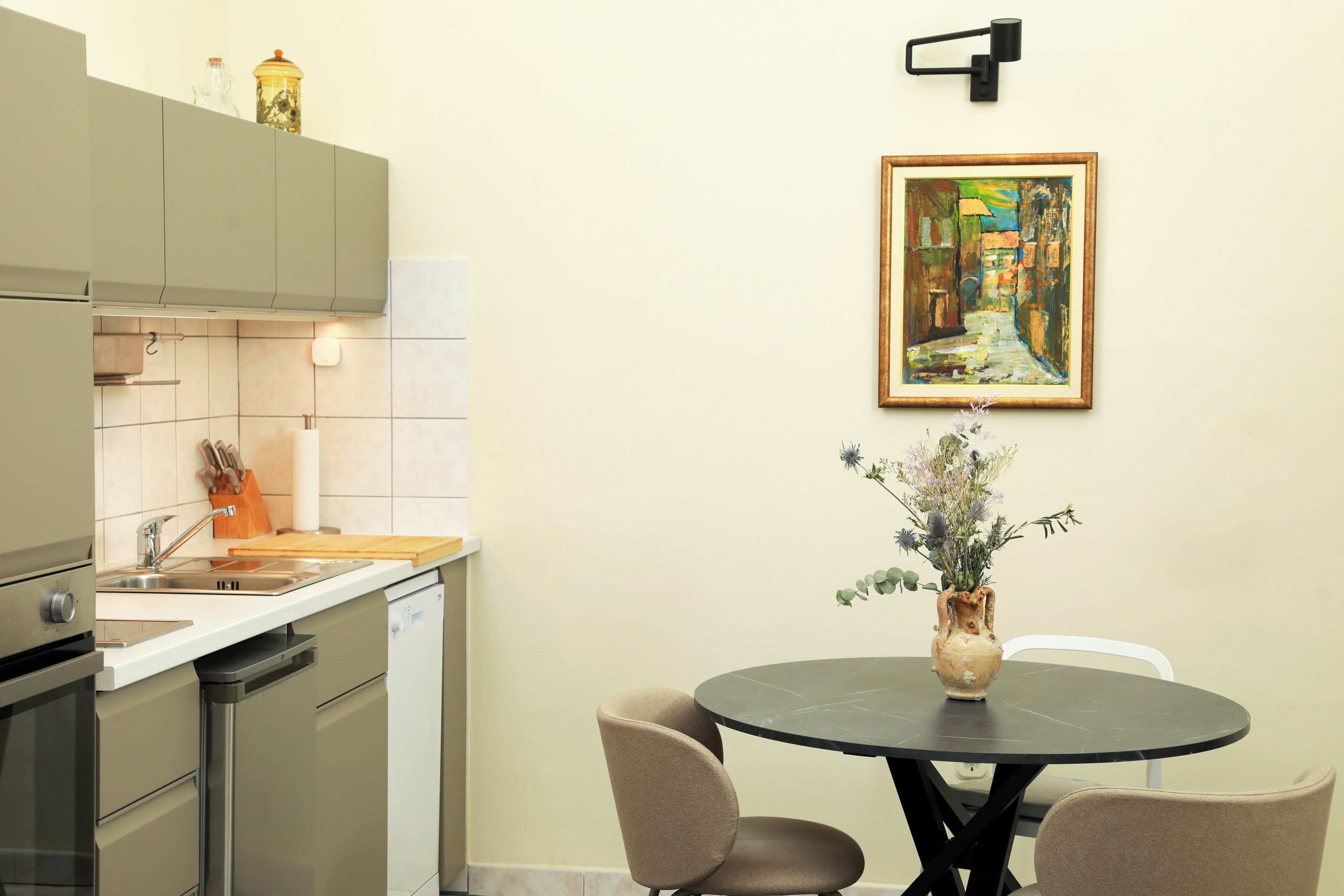 Refrigerador, microondas, placa de cocina, cafetera/tetera