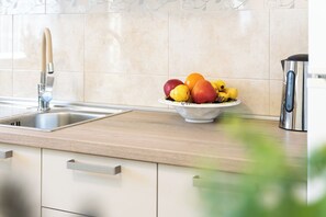 Refrigerador, horno, placa de cocina, utensilios de cocina