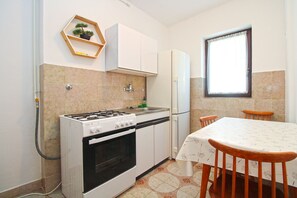 Refrigerador, horno, placa de cocina, cafetera/tetera
