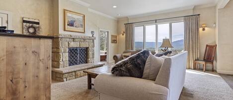 Fernseher, Kamin, Videospiele, DVD-Player