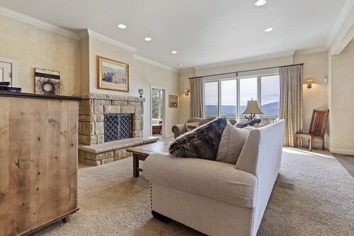 Stunning Views. Private Hot Tub. Lots of Sleeping Options. Close to Powder Mountain T7