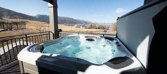 4-Bedroom Huntsville, Utah Vacation Rental with Lake Views. EW9